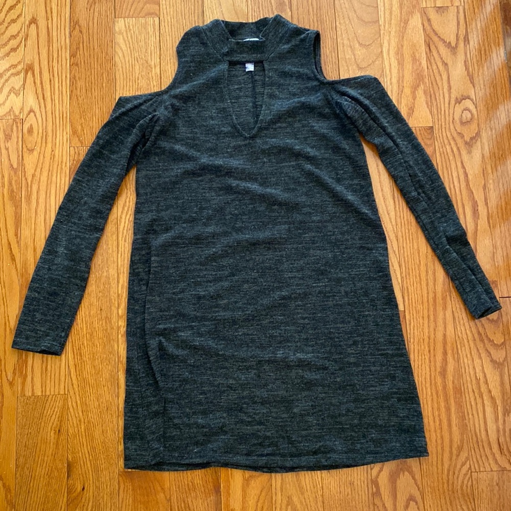 GREAT CONDITION Women’s sweater dress. Size: S. Cutout shoulders, long sleeve
